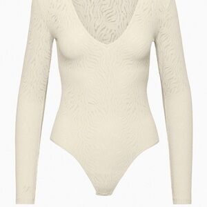 ARITZIA BABATON SHAPELACE V-NECK LONGSLEEVE BIRCH